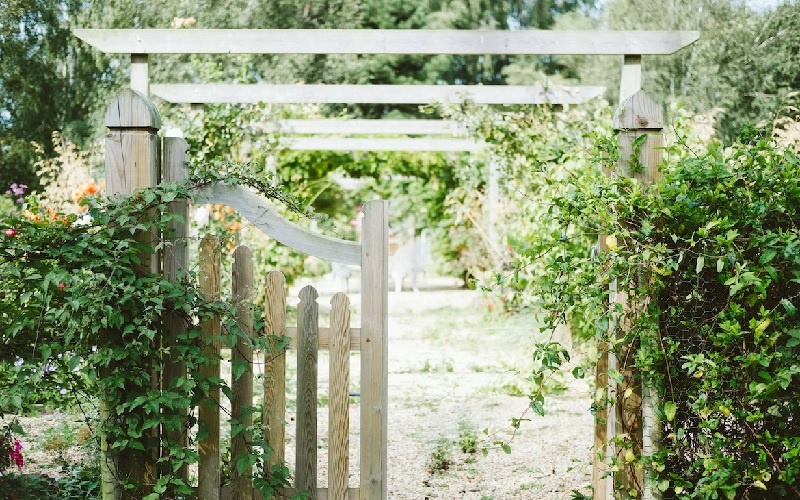 build a garden fence