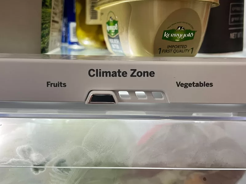GE GFE26JYMFS climate zone drawer controls for adjusting fruit and vegetable storage settings